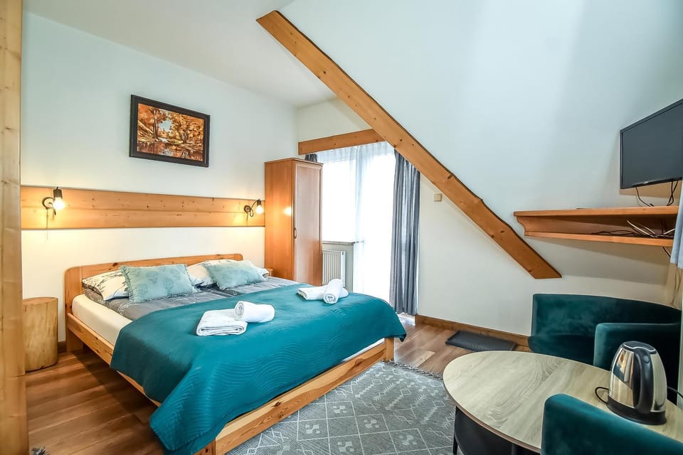 Bed, TV and multimedia, Photo of the whole room, Bedroom, towels
