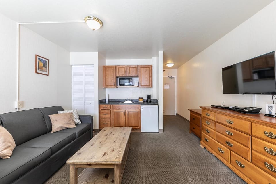 TV and multimedia, Kitchen or kitchenette, Living room, Seating area