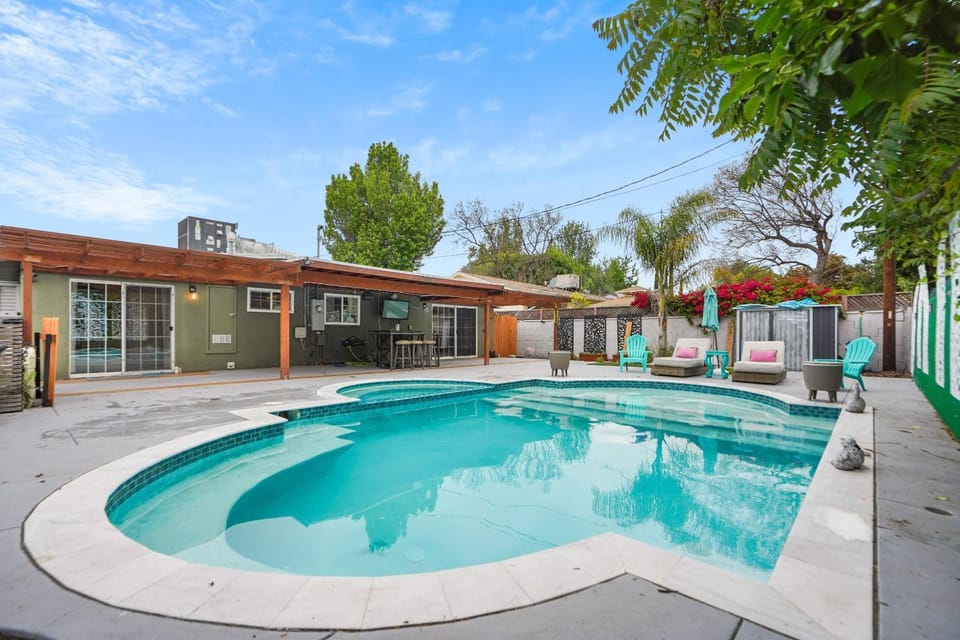 Property building, Pool view, Swimming pool, sunbed