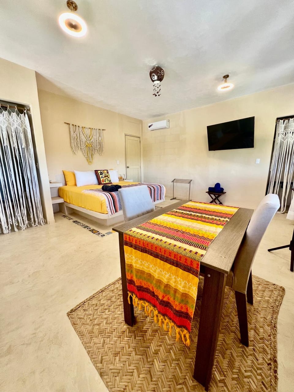 Bed, TV and multimedia, Photo of the whole room, Bedroom
