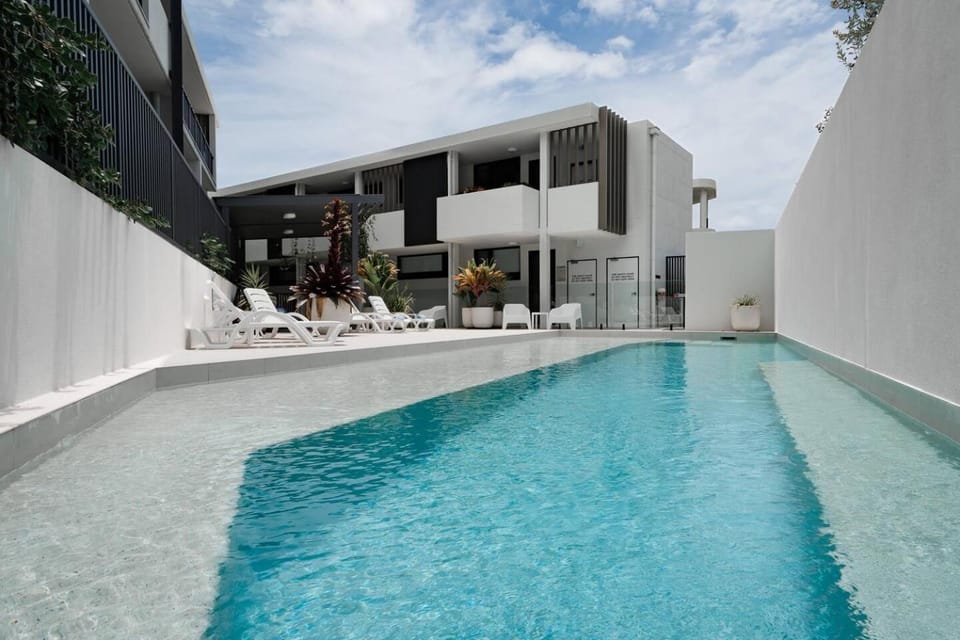 Property building, Day, Pool view, Swimming pool, Swimming pool, sunbed