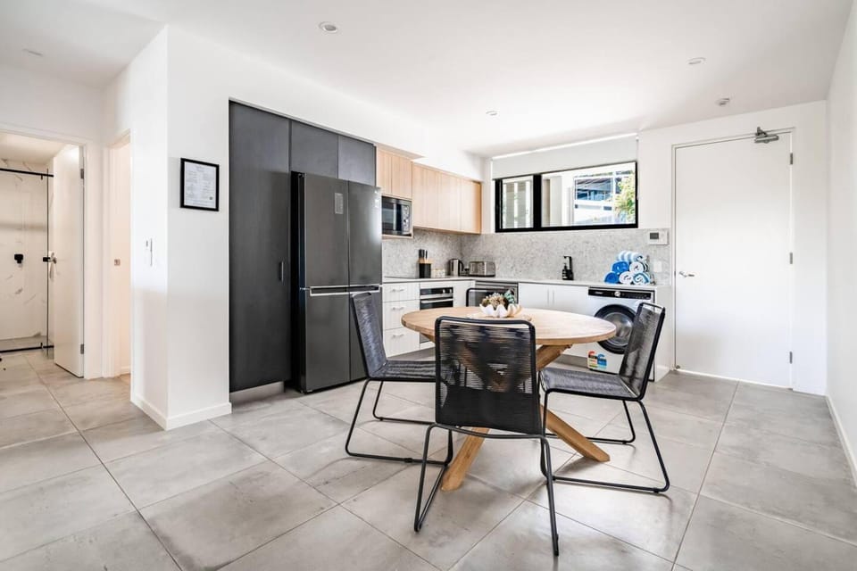 Kitchen or kitchenette, Seating area, Dining area, oven