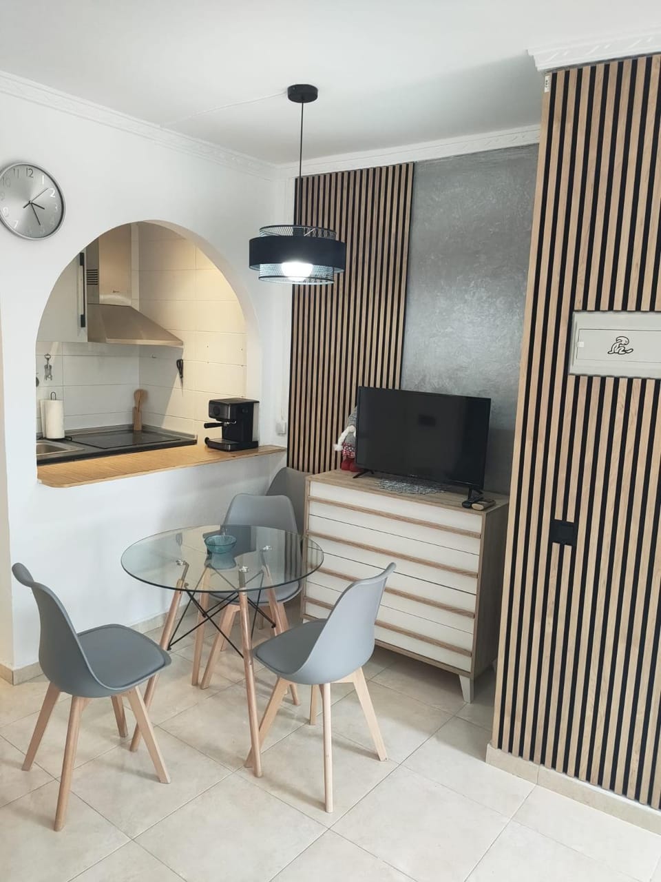 TV and multimedia, Kitchen or kitchenette, Living room, Seating area, Dining area