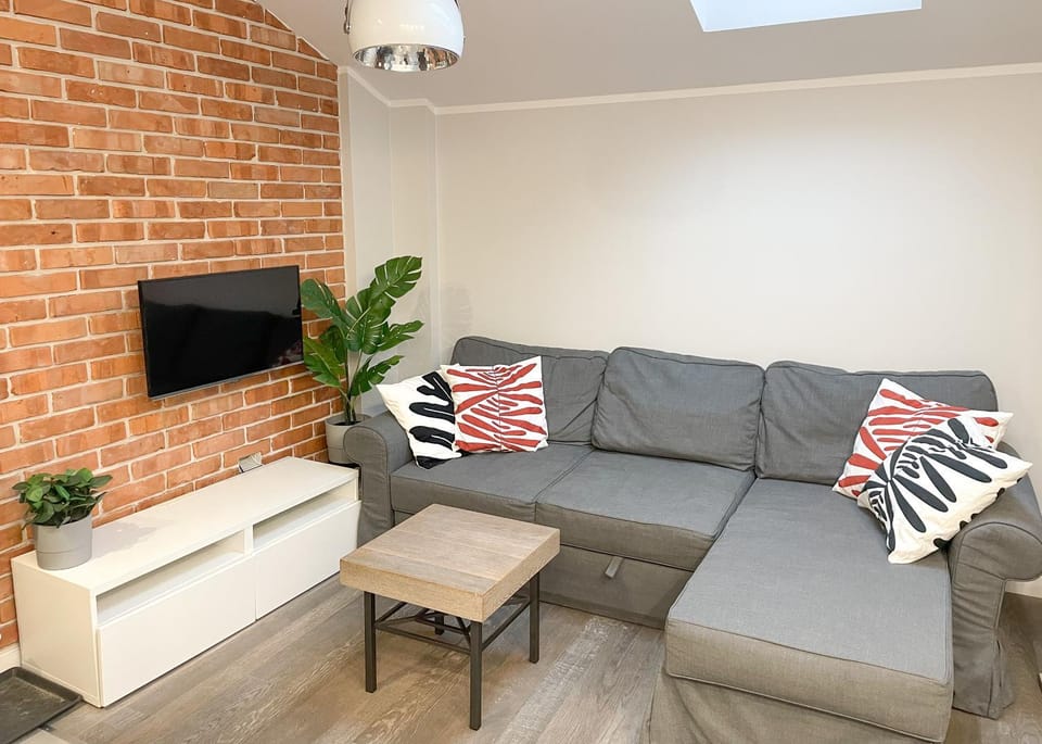 Communal lounge/ TV room, TV and multimedia, Living room, Seating area, Evening entertainment