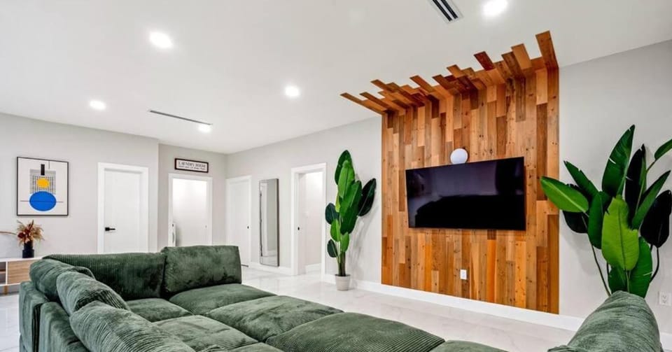 Communal lounge/ TV room, TV and multimedia, Living room, Seating area, Evening entertainment