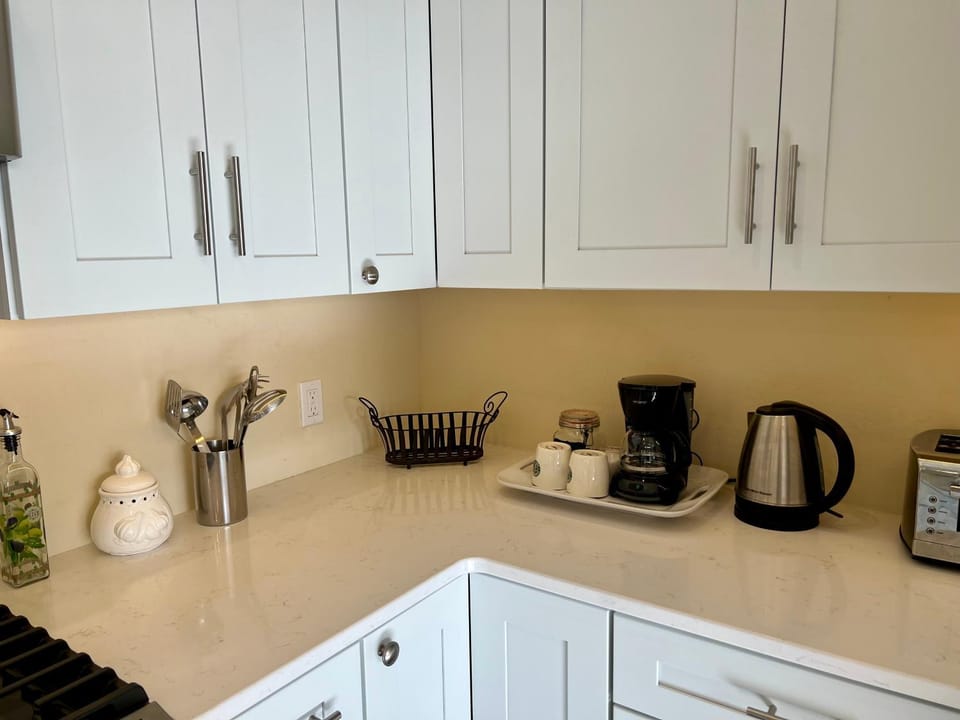 Coffee/tea facilities, toaster