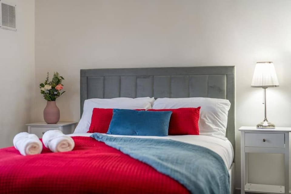 Modern Wolverhampton 3 bed Home House in Wolverhampton