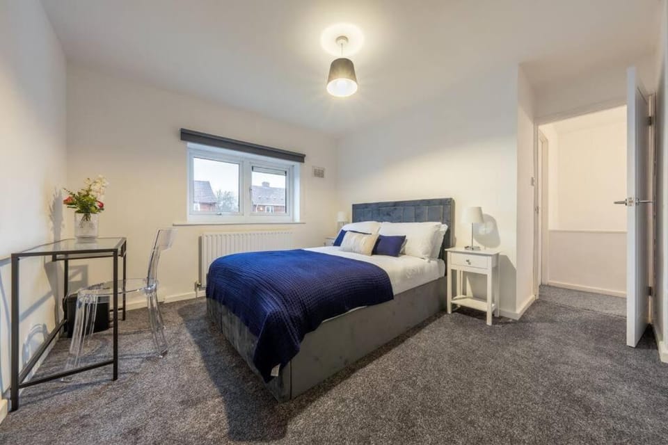 Modern Wolverhampton 3 bed Home House in Wolverhampton