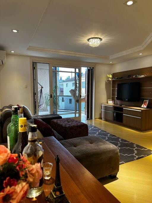 apartamento em bairro nobre suíte com ar condicionado e banheira com hidromassagem House in Bento Gonçalves
