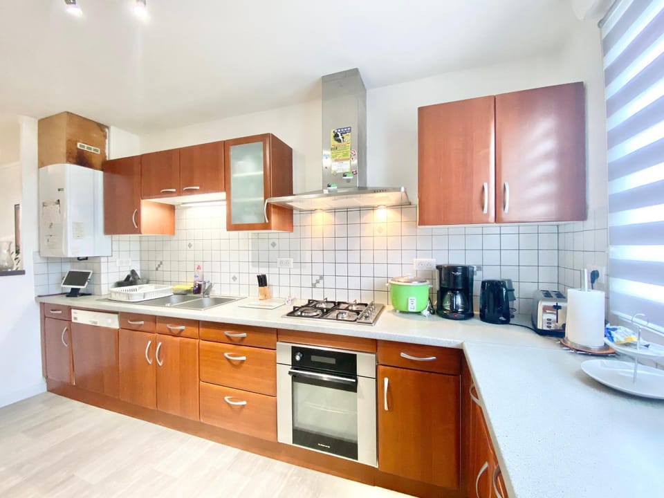 Coffee/tea facilities, Kitchen or kitchenette, dishwasher, oven, stove, toaster, kitchen