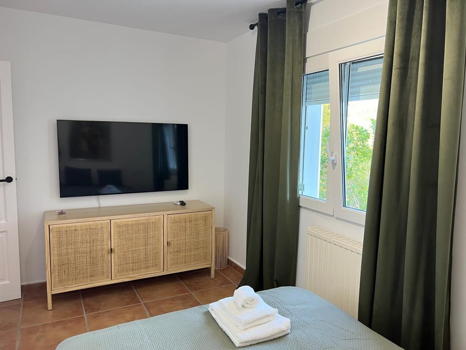 Bed, TV and multimedia, Photo of the whole room, Bedroom, towels