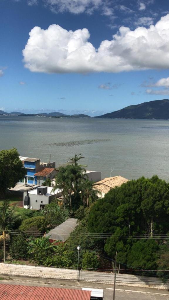 Apartamento na Palhoça, com vista para o mar, próximo a mercados, padarias e farmácias. Apartment in State of Santa Catarina