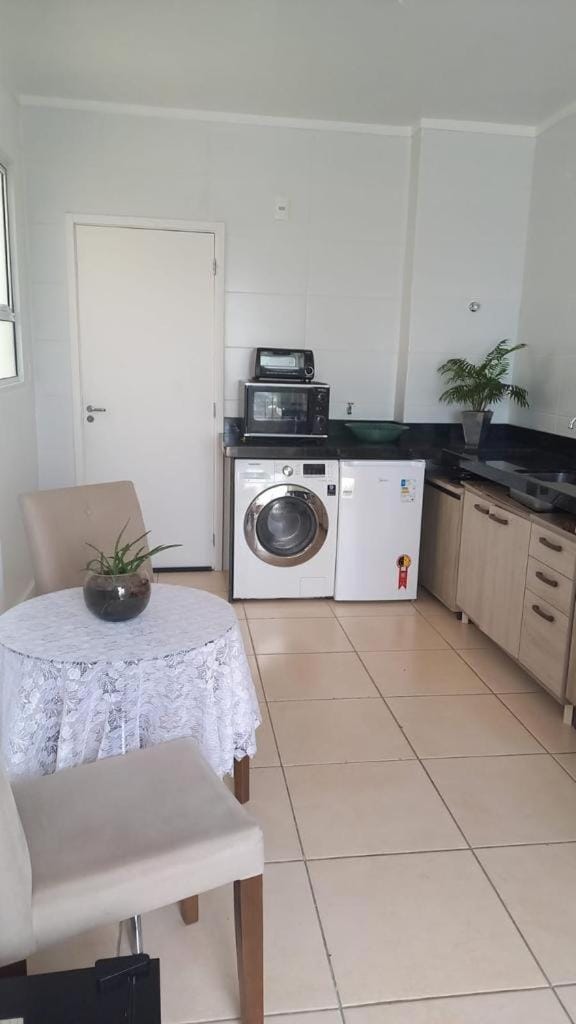 Apartamento na Palhoça, com vista para o mar, próximo a mercados, padarias e farmácias. Apartment in State of Santa Catarina