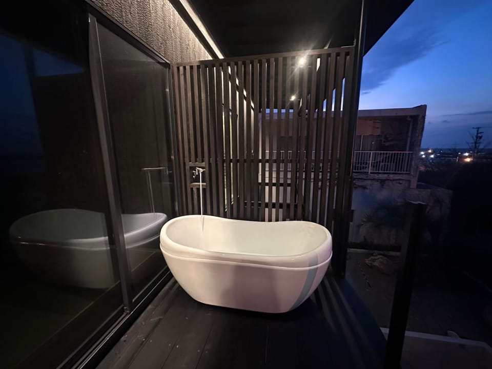 Hot Tub, Bathroom
