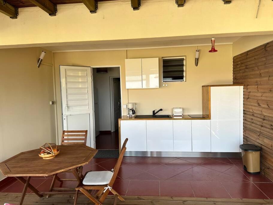 Kitchen or kitchenette, Dining area