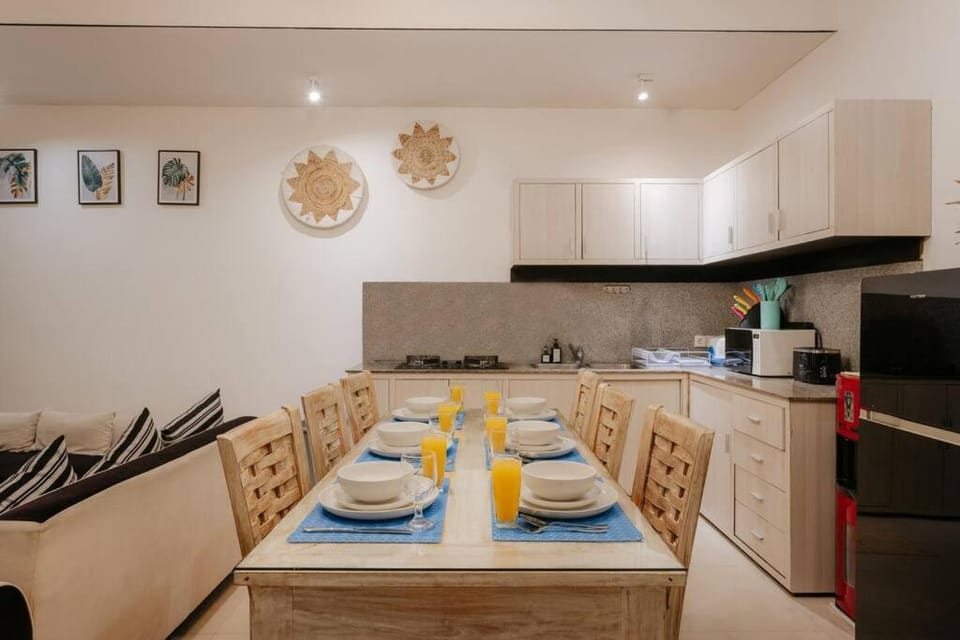Kitchen or kitchenette, Seating area, Dining area, Food