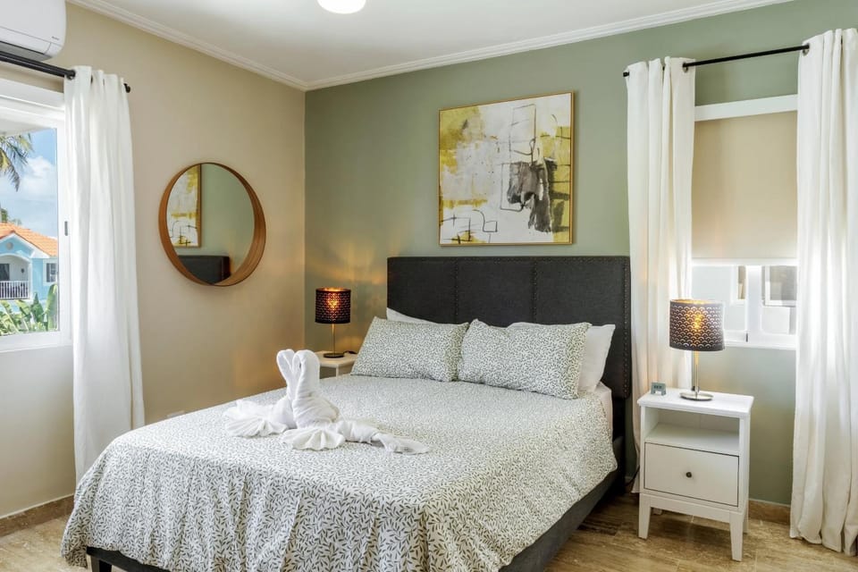 Bed, Photo of the whole room, Bedroom, towels, air conditioner