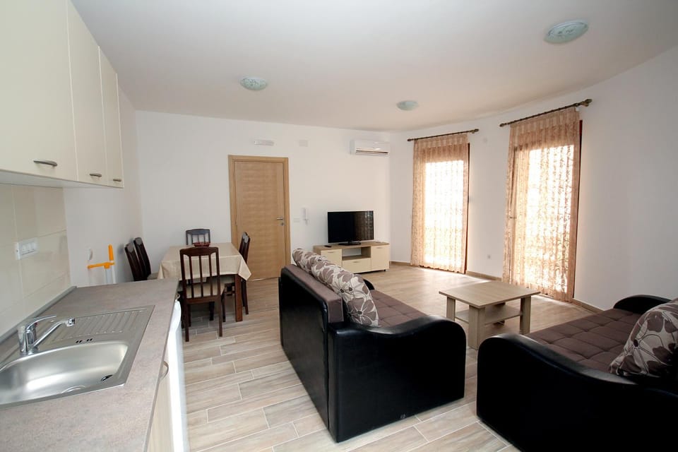 TV and multimedia, Kitchen or kitchenette, Photo of the whole room, Seating area, Dining area
