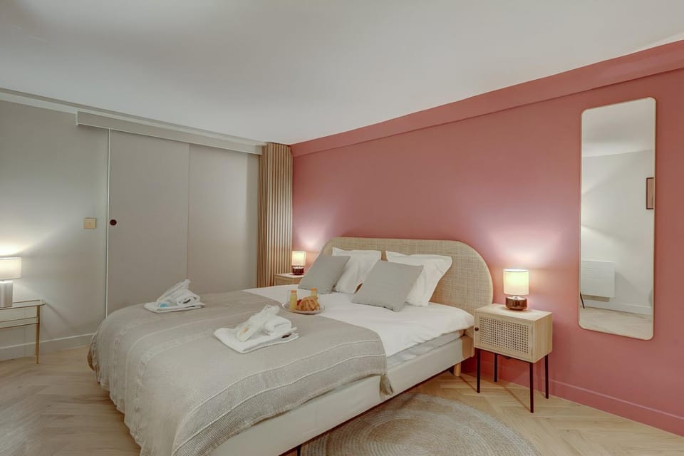 Bed, Bedroom, towels