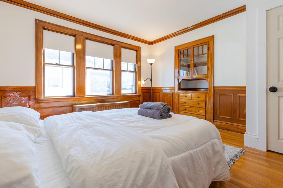 152 Quite & Bright & Spacious Apt in Brighton Vacation rental in Brookline
