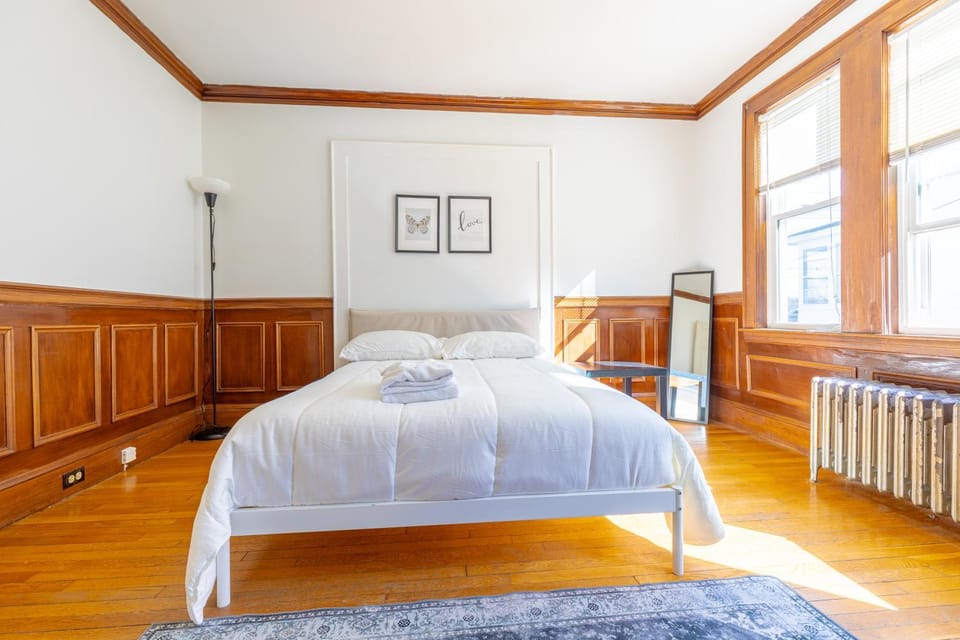 152 Quite & Bright & Spacious Apt in Brighton Vacation rental in Brookline