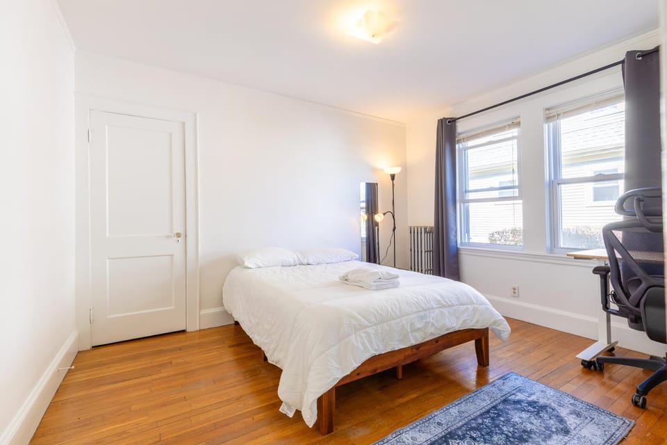 152 Quite & Bright & Spacious Apt in Brighton Vacation rental in Brookline