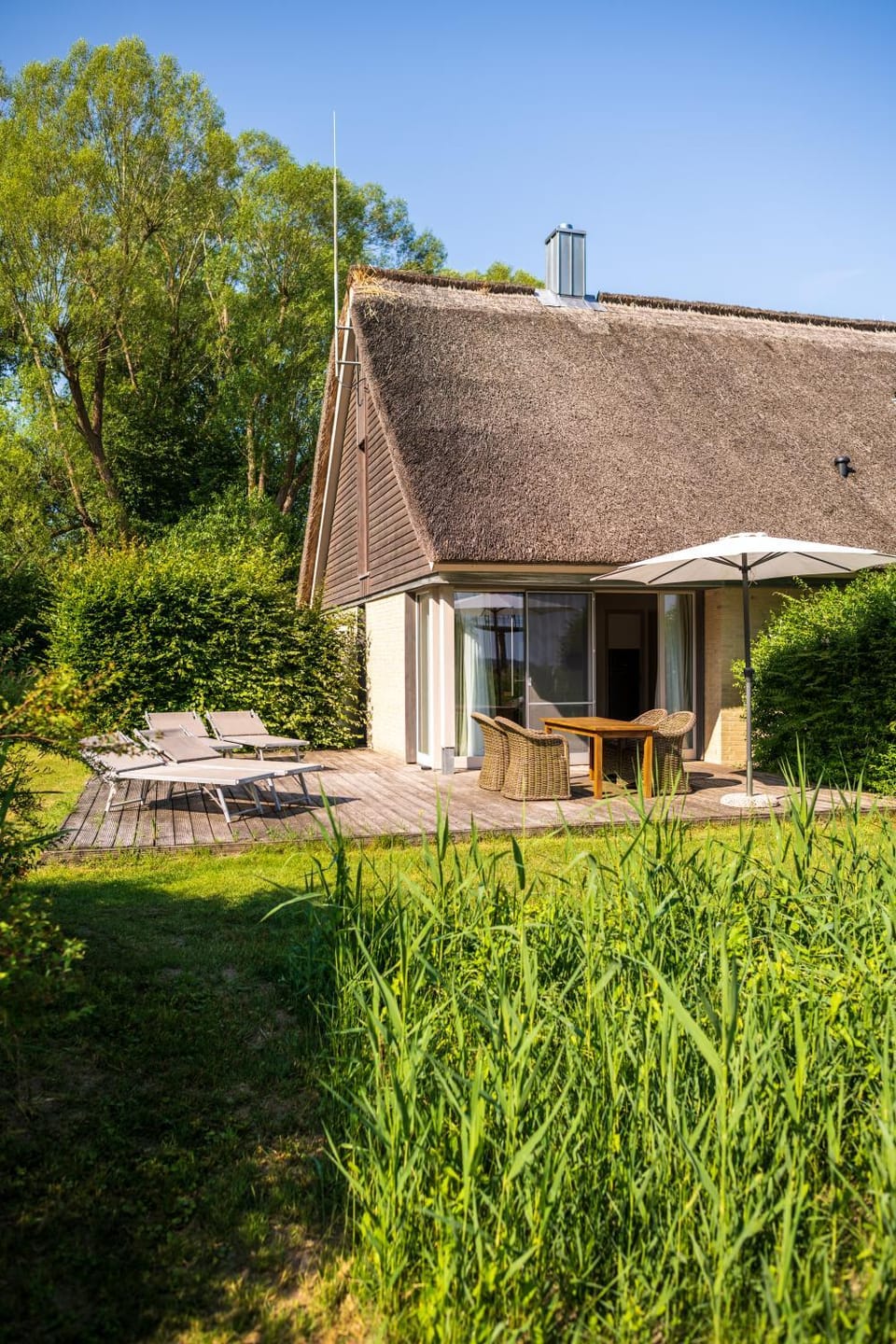 Property building, Natural landscape, Garden, Balcony/Terrace