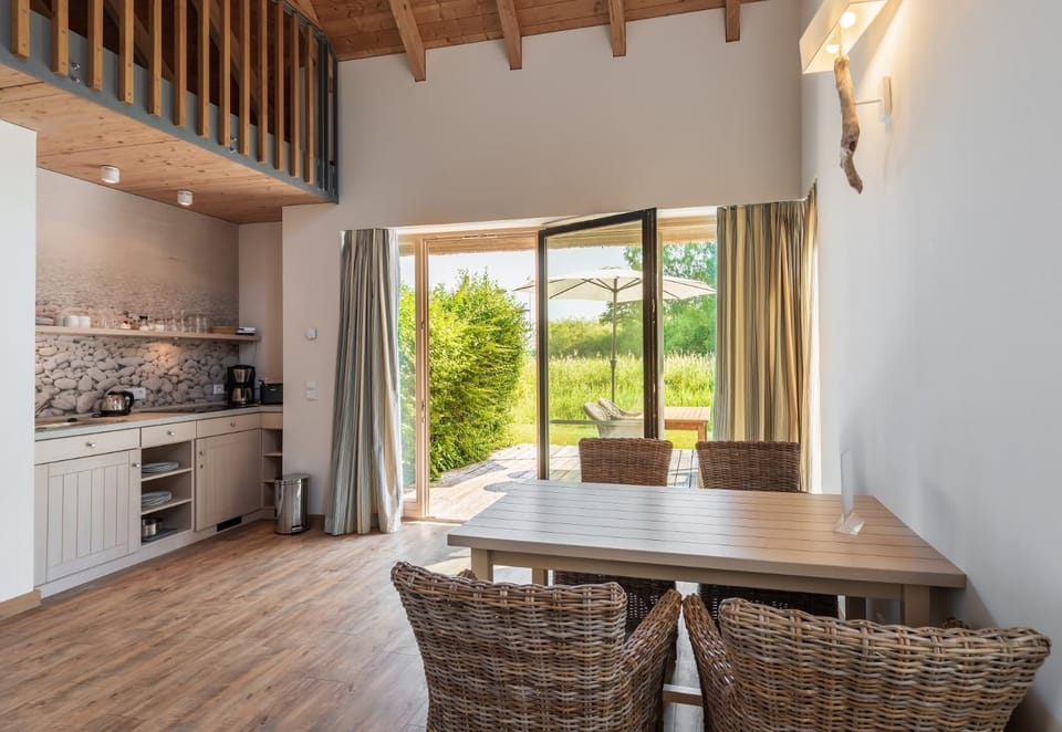 Kitchen or kitchenette, Dining area, stove