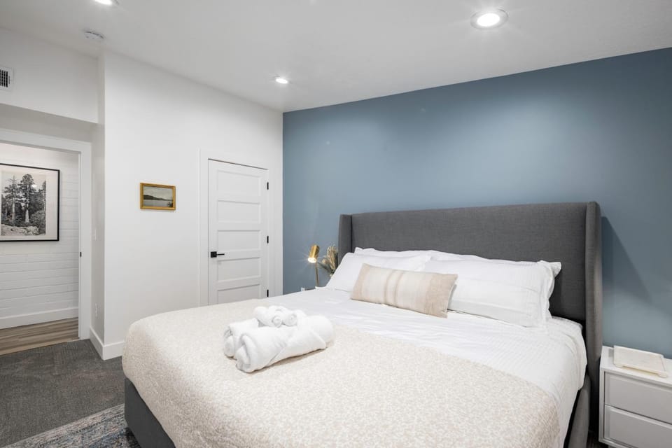 Light-Filled Modern Flat Near 25th Street Fun Apartment in Ogden