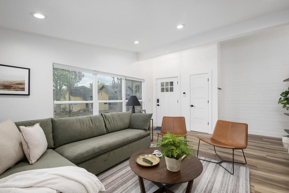 Light-Filled Modern Flat Near 25th Street Fun Apartment in Ogden