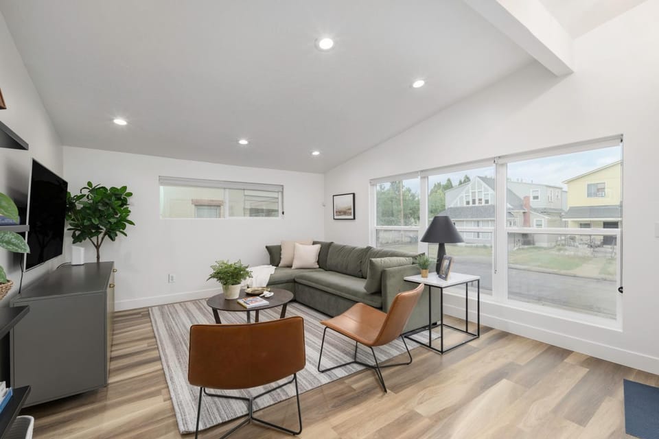 Light-Filled Modern Flat Near 25th Street Fun Apartment in Ogden