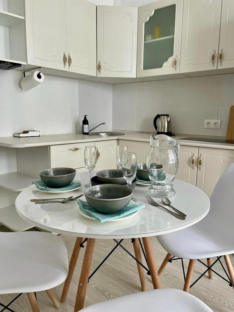 Kitchen or kitchenette, Dining area, minibar, stove