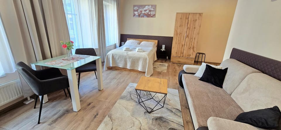 Bed, Seating area, towels