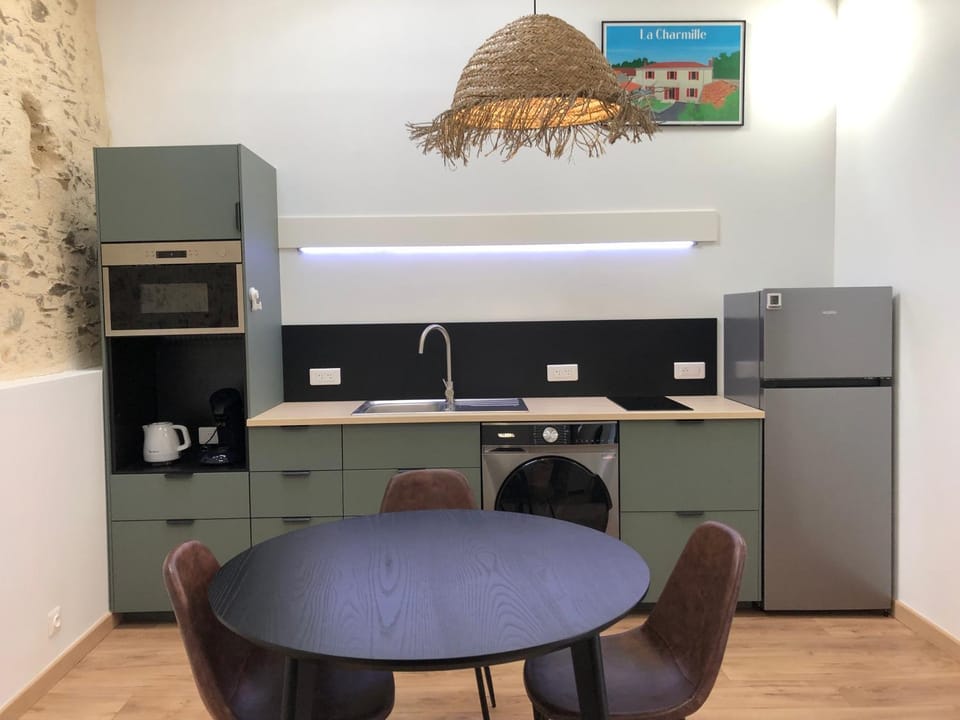 Kitchen or kitchenette, Dining area, minibar, stove