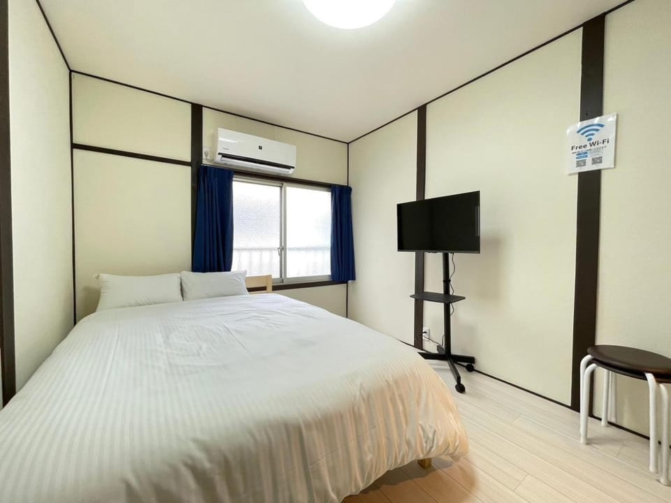 Bed, TV and multimedia, Photo of the whole room, Bedroom