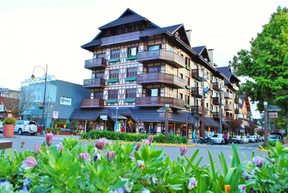 Nearby landmark, Facade/entrance, Neighbourhood, Street view