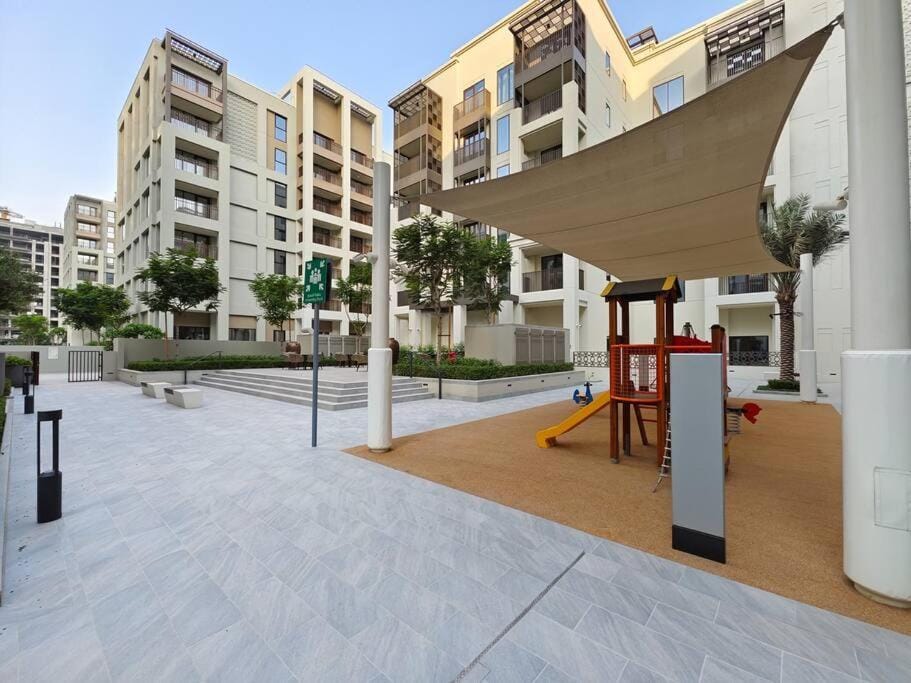 Coastal Charm Casita : 1BR Creek Beach Elegance Apartment in Dubai
