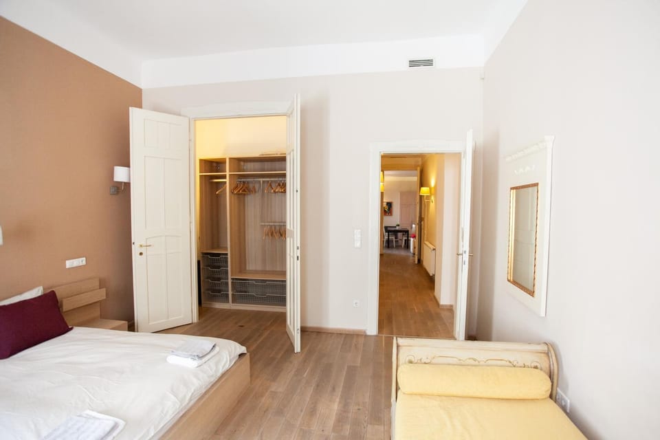 Photo of the whole room, Bedroom, wardrobe