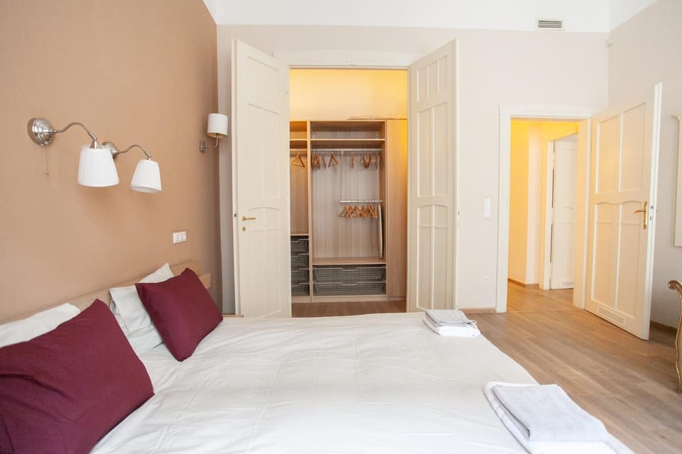 Photo of the whole room, Bedroom, wardrobe