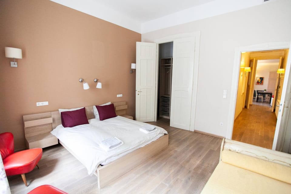 Photo of the whole room, Bedroom, wardrobe
