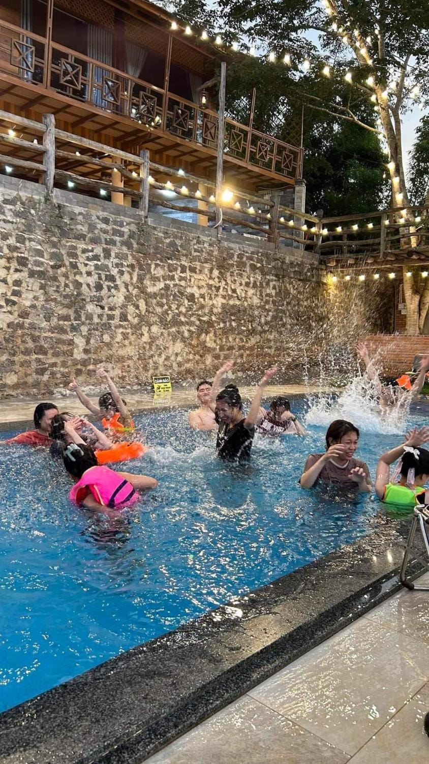 Day, Swimming pool