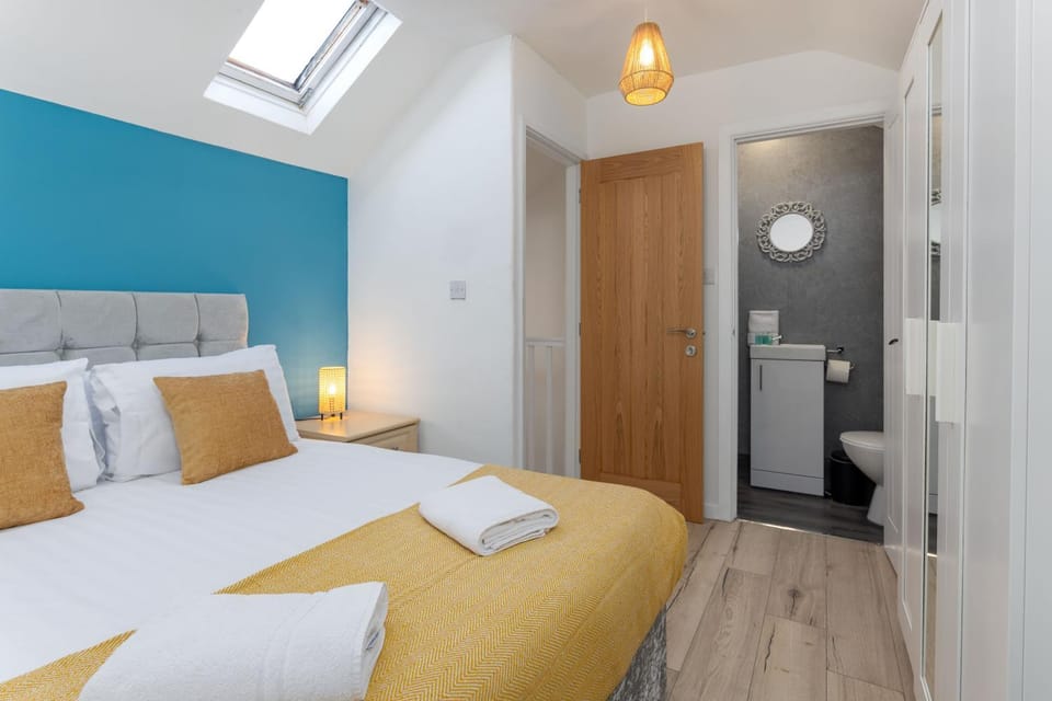 Bed, Bathroom, Photo of the whole room, Bedroom