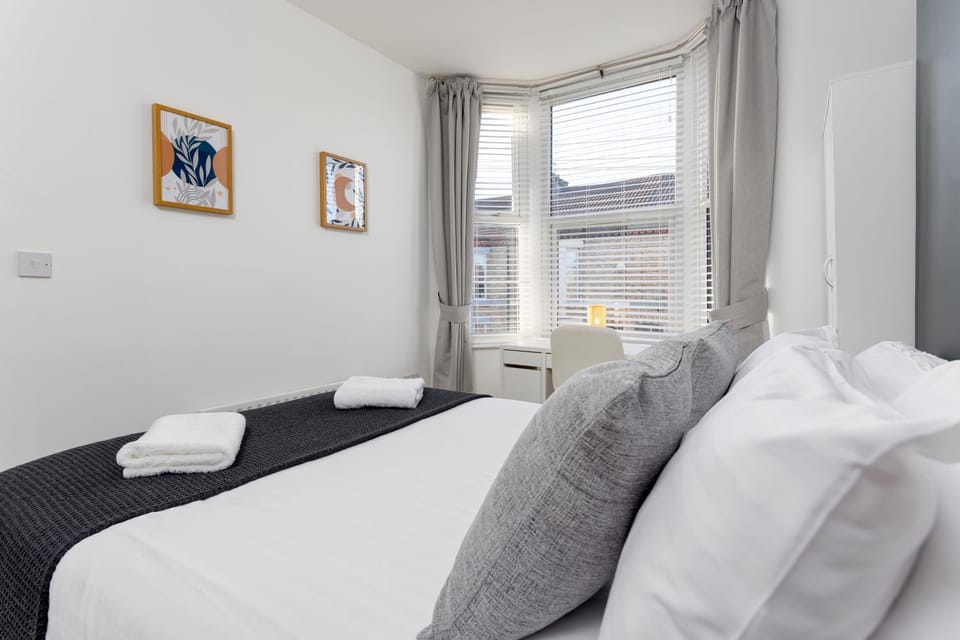 Bed, Photo of the whole room, Bedroom