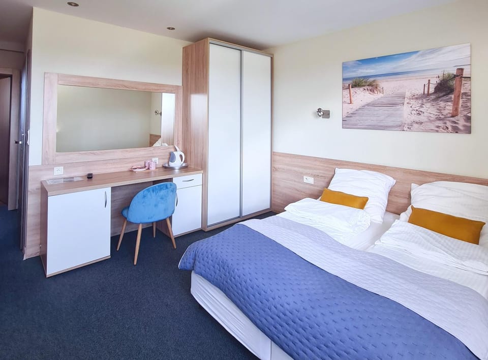 Bed, Photo of the whole room, Bedroom, hair dresser, wardrobe
