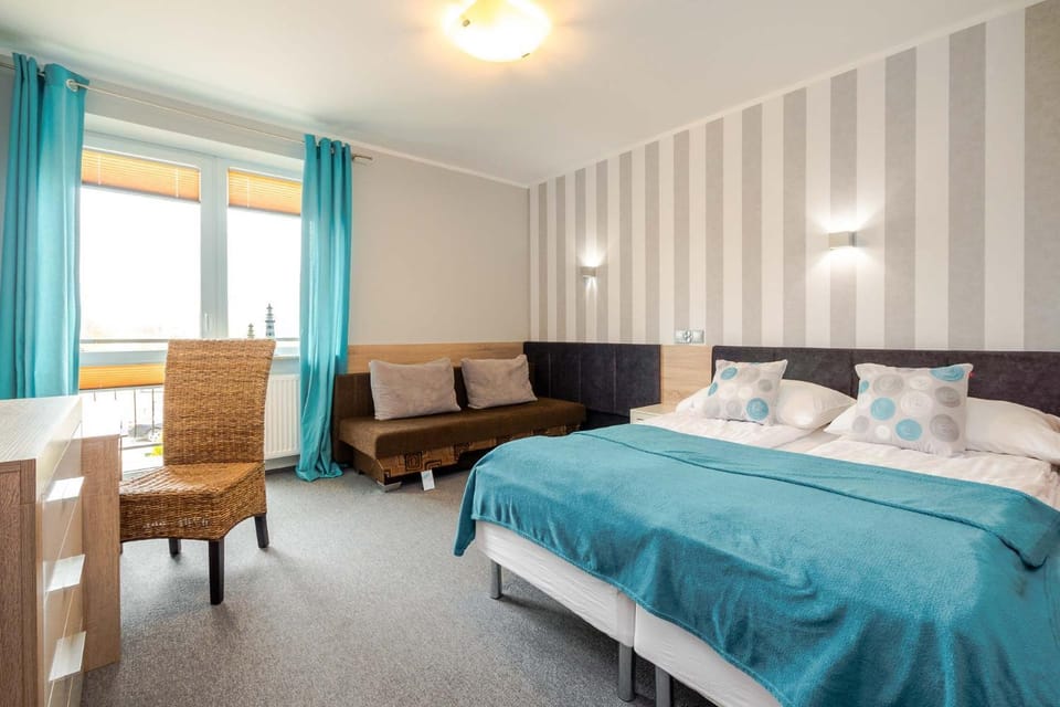 Bed, Seating area, Bedroom