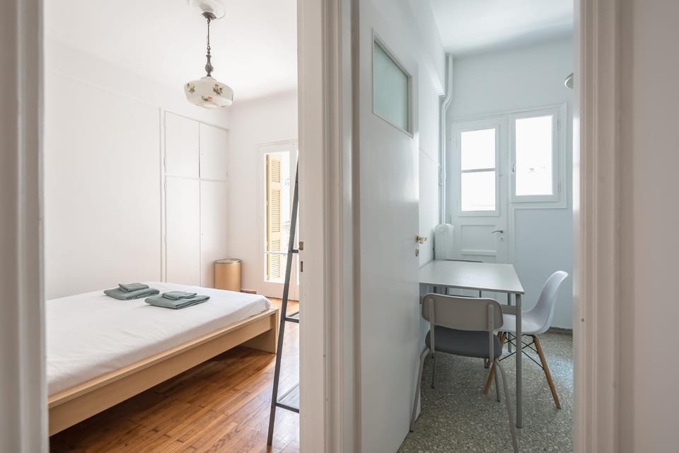 Bed, Dining area, Bedroom