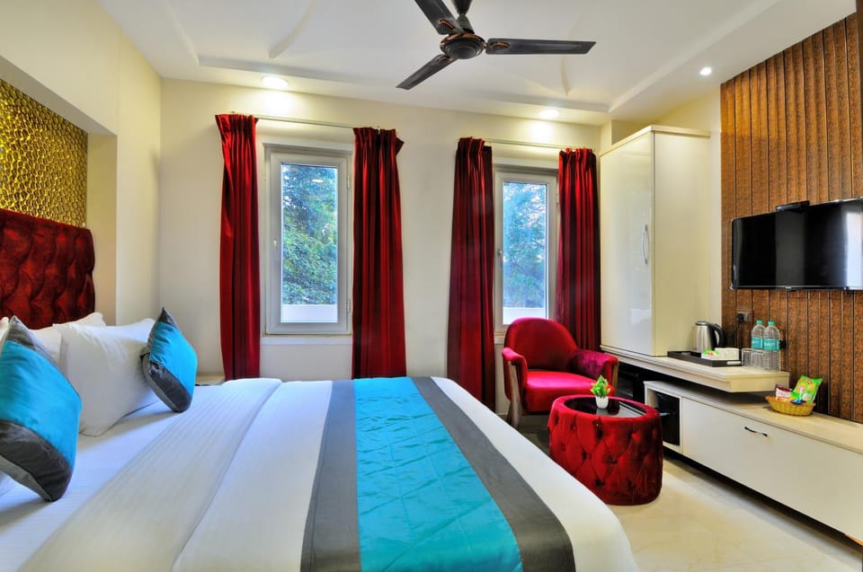 Bed, TV and multimedia, Photo of the whole room, Seating area, Bedroom