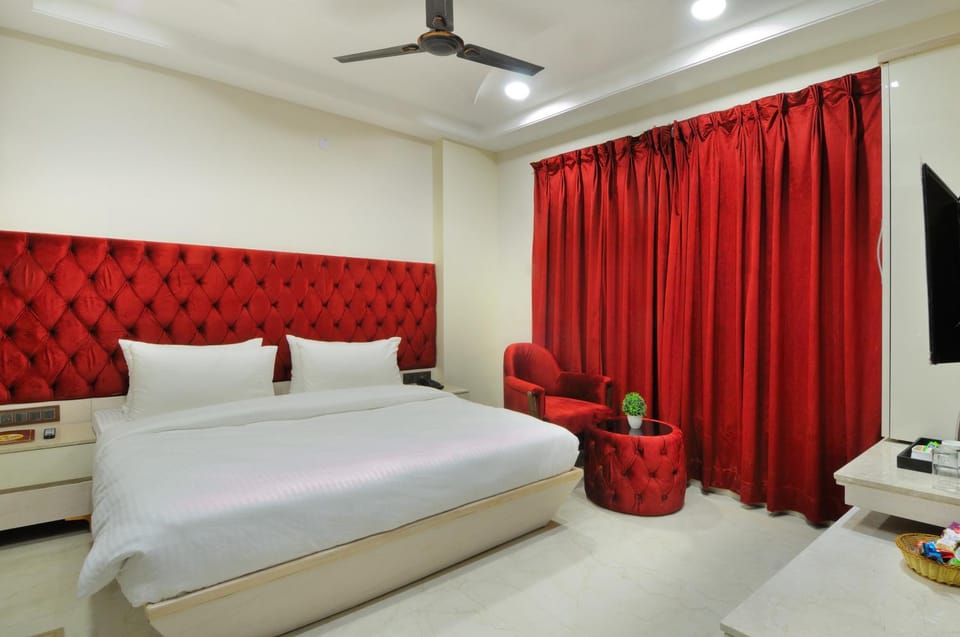 Bed, TV and multimedia, Photo of the whole room, Bedroom