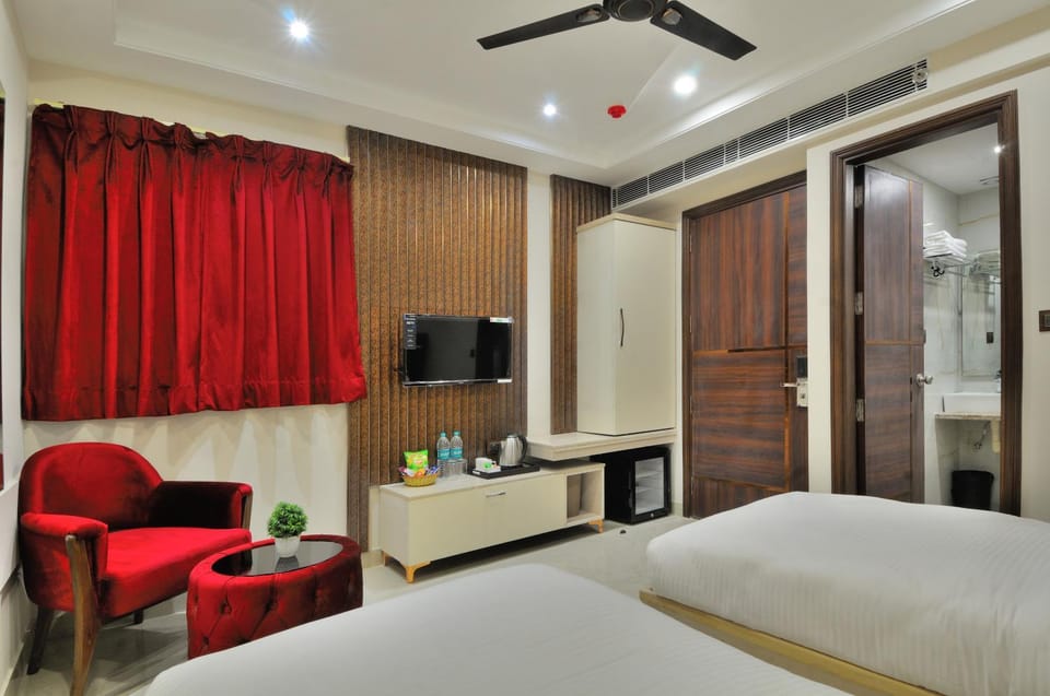 Bed, TV and multimedia, Photo of the whole room, Bedroom, oven, wardrobe, air conditioner