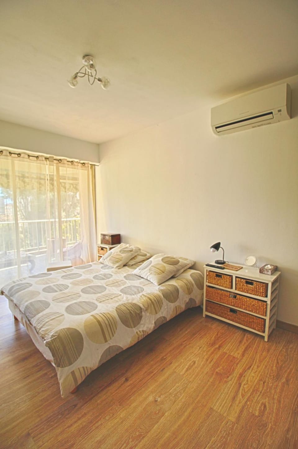 Photo of the whole room, Bedroom